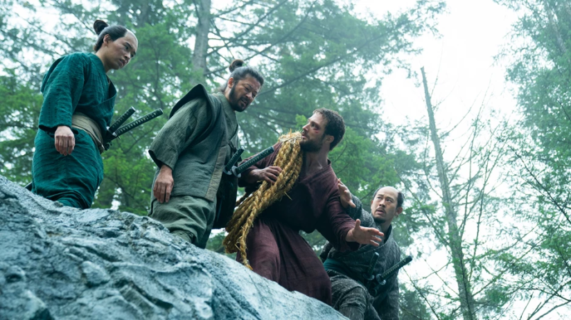 FX Networks配信の『Shōgun』でジョン・ブラックソーンを演じるコズモ・ジャーヴィス（左から3人目）。